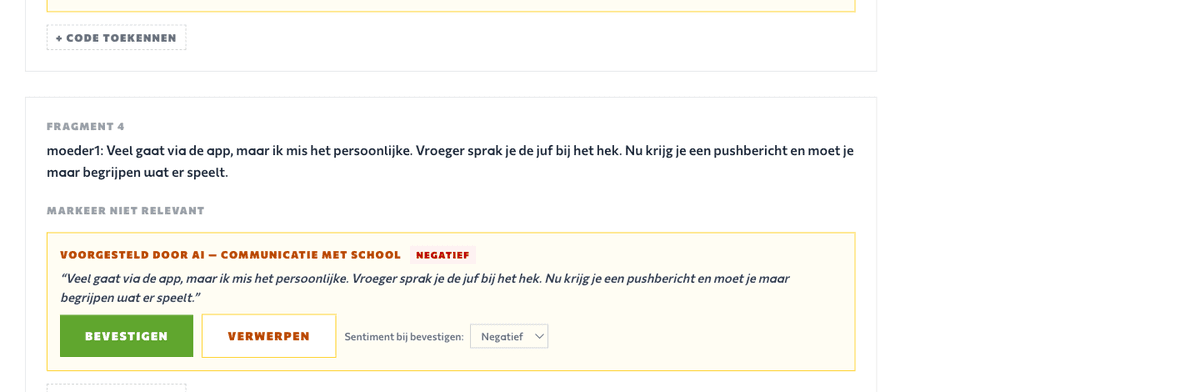 Coderingsscherm met een oranje AI-suggestie, sentimentchip en bevestigen/verwerpen-knoppen